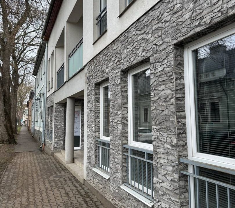 Kőburkolatú homlokzat a Bocskai utcában