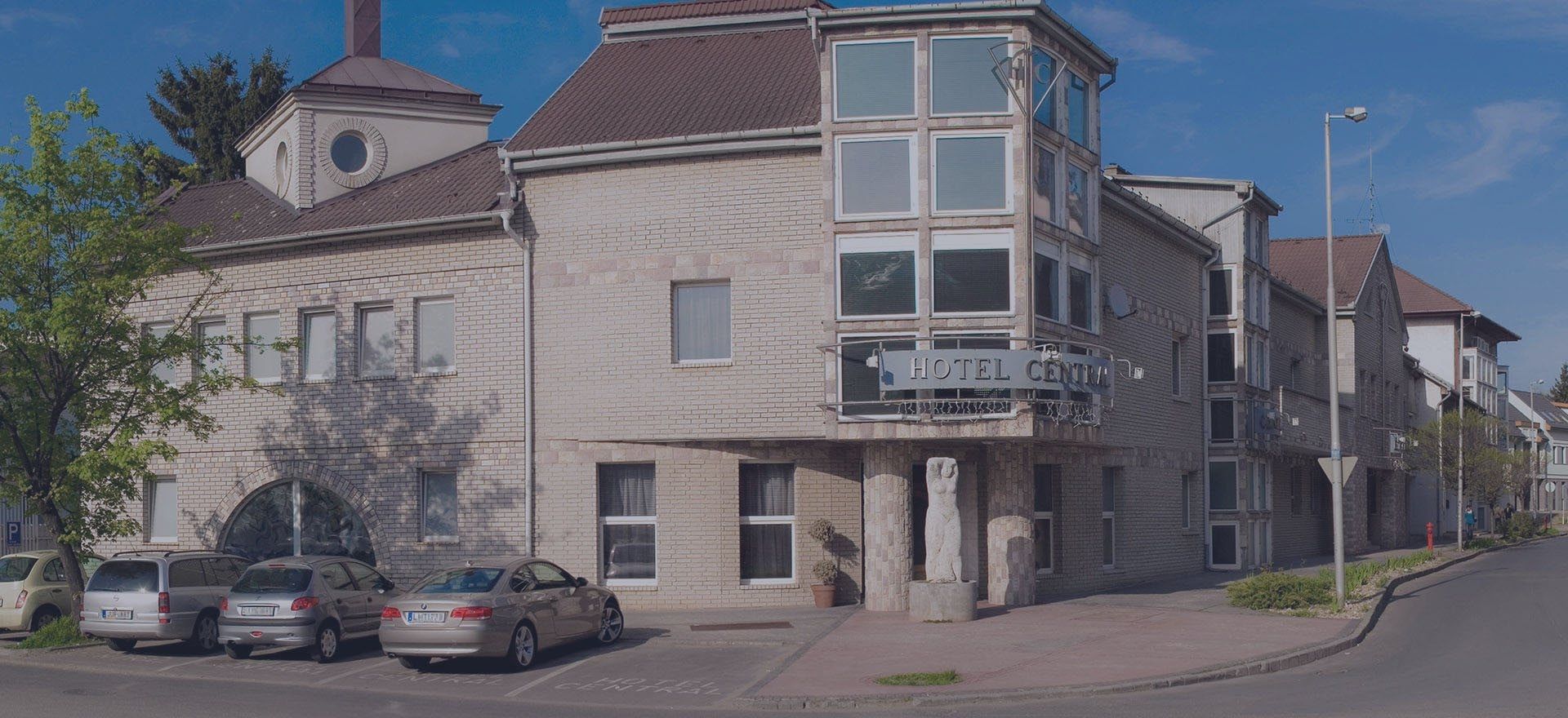A Centrál Hotel homlokzata a bejárattal és a szállodai felirattal