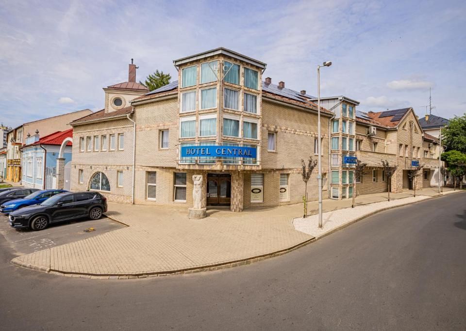 A Centrál Hotel épülete a szállodai felirattal, napsütésben