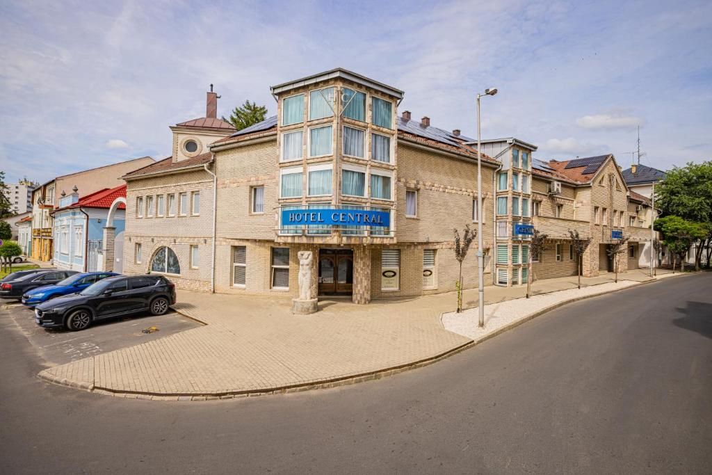 A Centrál Hotel épülete a szállodai felirattal, napsütésben